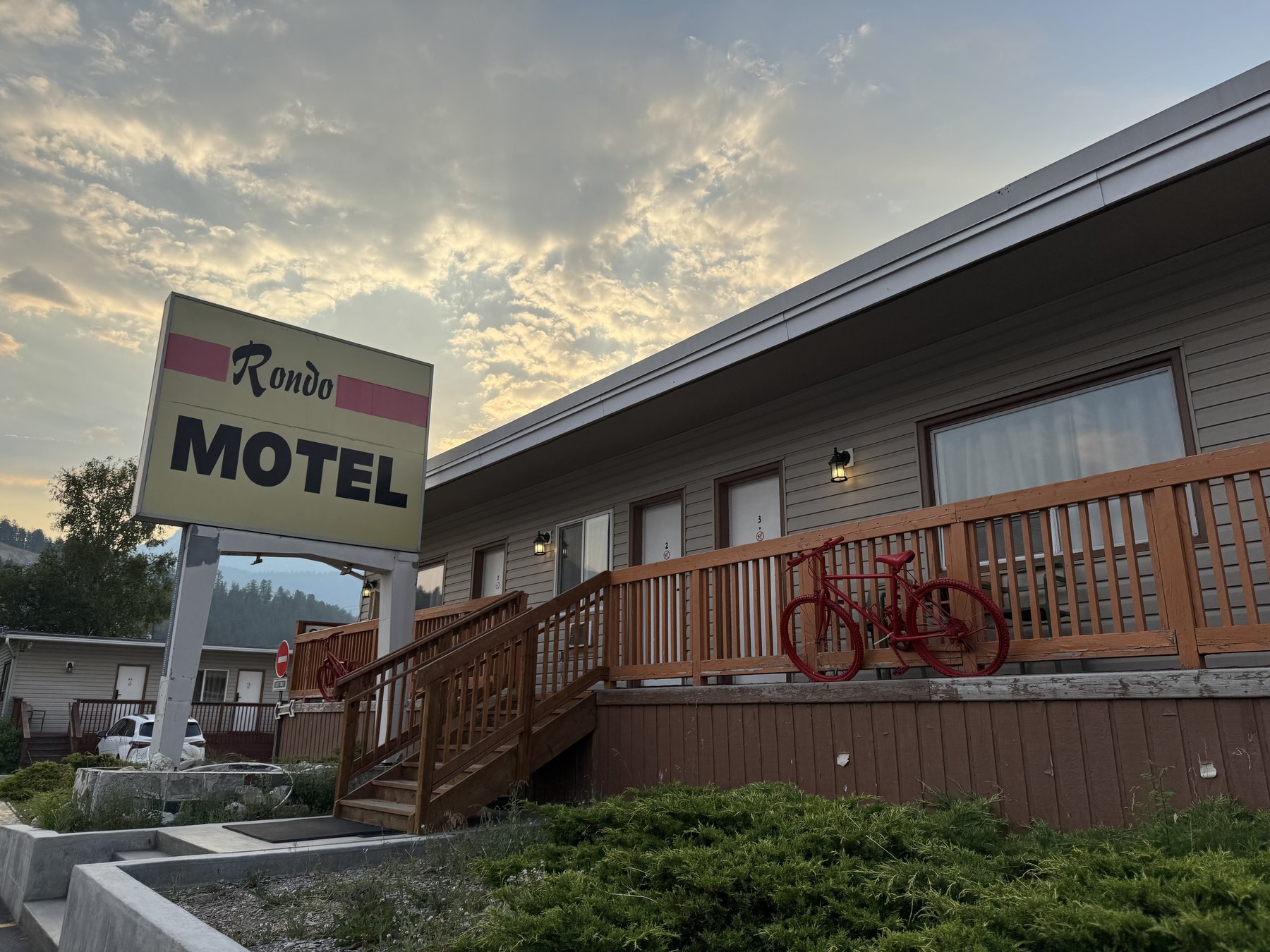 Rondo Motel sign and rooms at golden hour