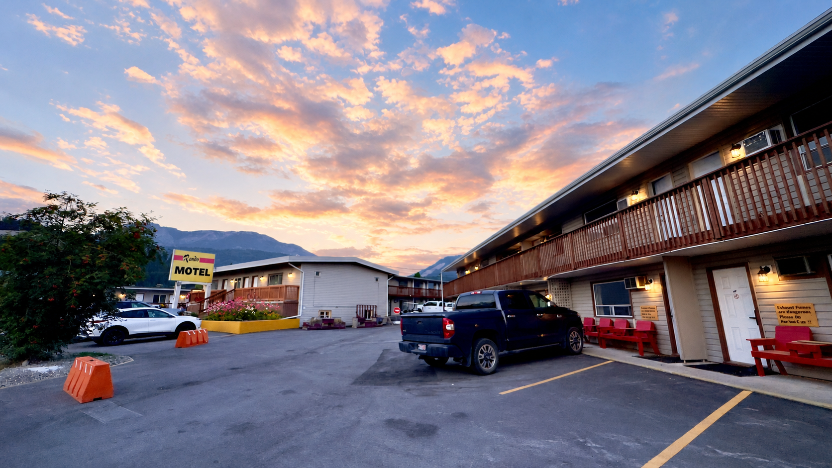 Rondo Motel courtyard and guest rooms at blue hour