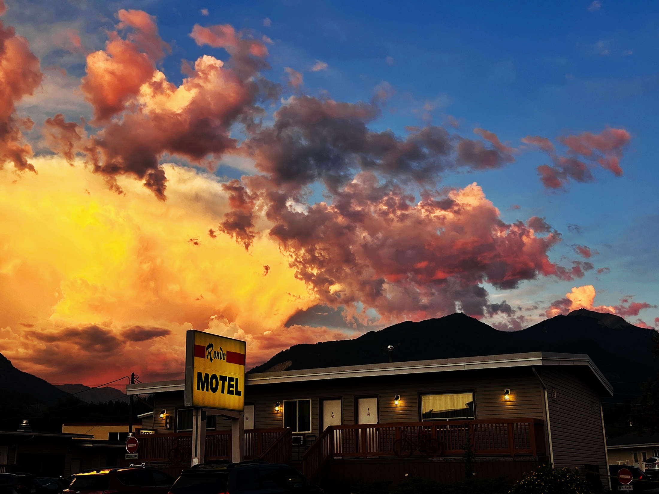 Rondo Motel beneath a vivid sunset over the mountains