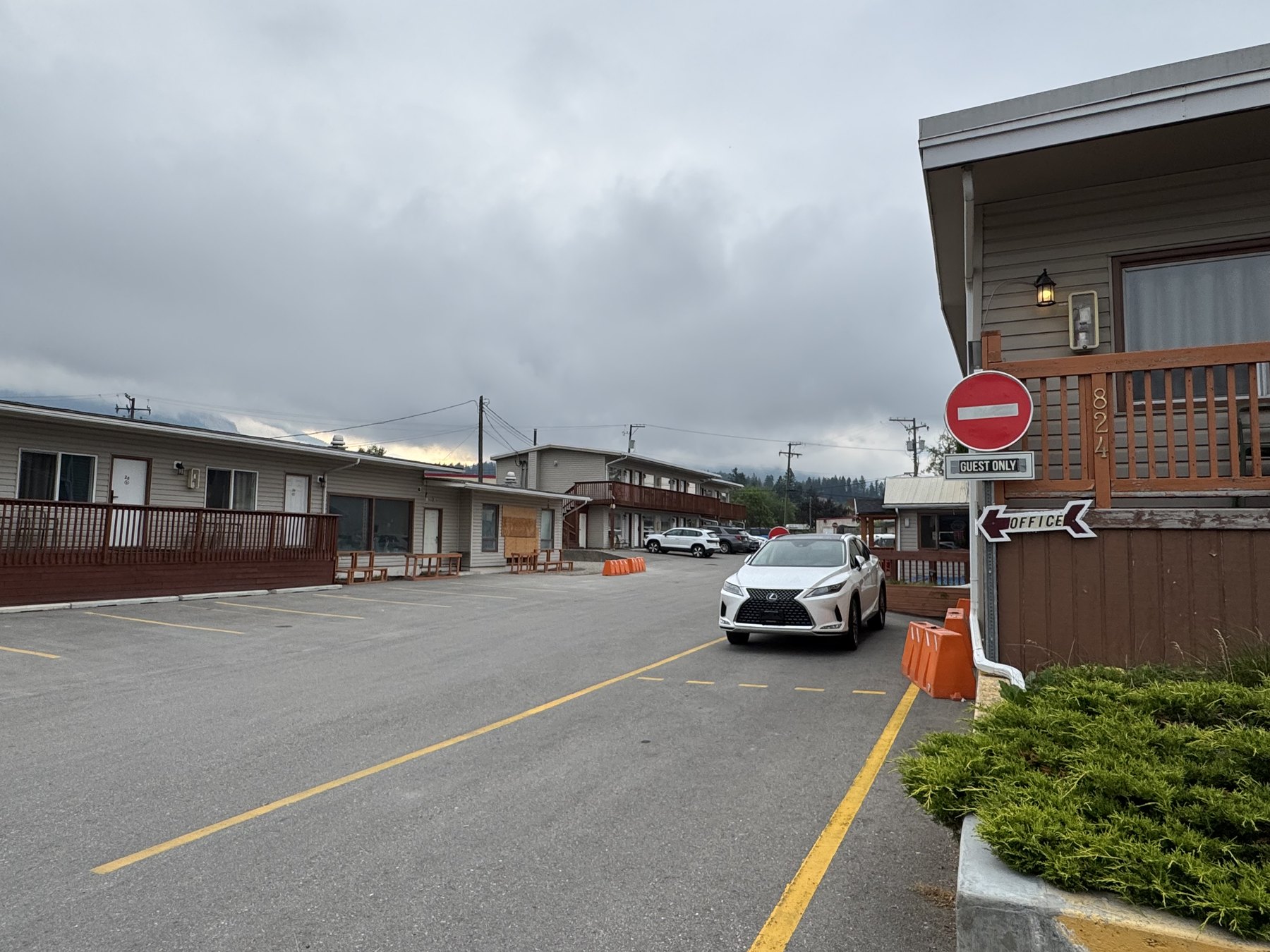 Rondo Motel guest parking with mountain views